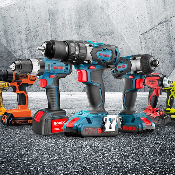 Un șir de diverse **mașini de găurit fără fir** în diferite culori și modele.